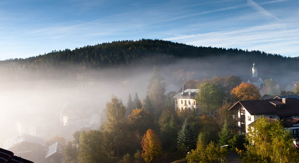 Hier der Blick direkt nach Bayerisch Eisenstein an einem traumhaften Herbstmorgen